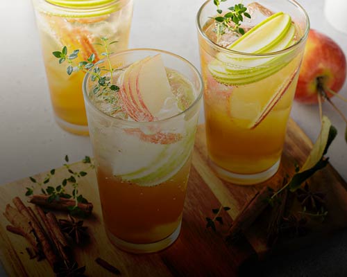 Refreshing drinks with apple slices and apple cider vinegar
