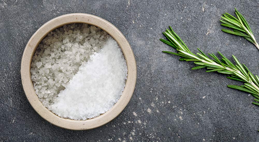 Jämförelse mellan raffinerat vitt salt och oraffinerat grått och grövre salt