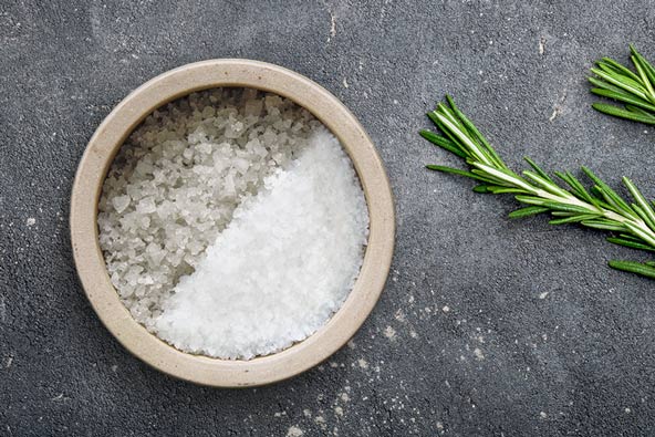 Jämförelse mellan raffinerat vitt salt och oraffinerat grått och grövre salt