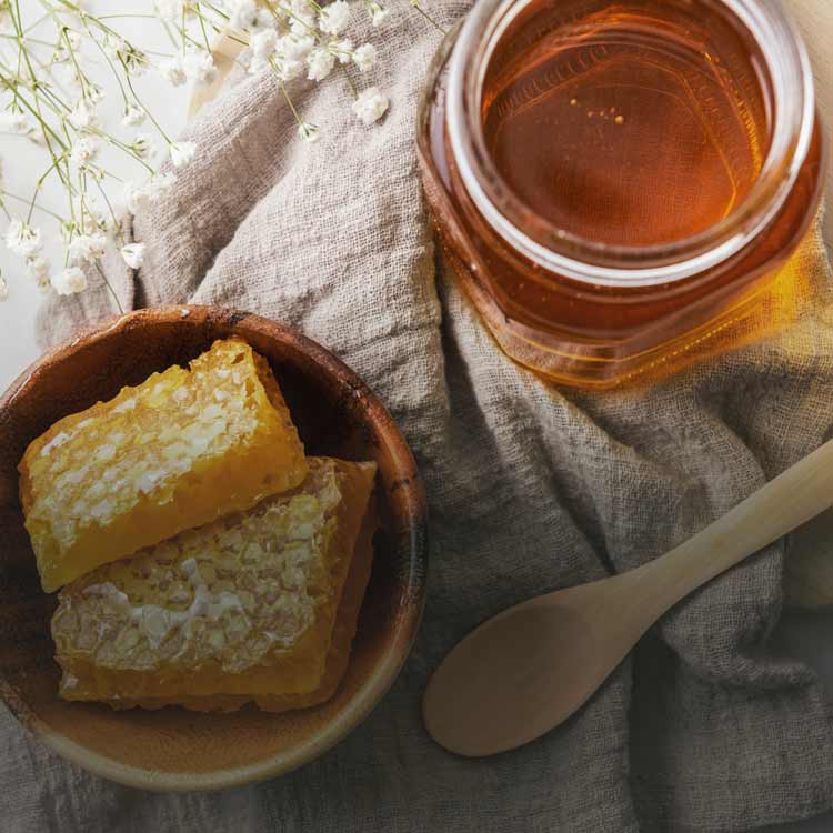 Manuka honey and a honey comb