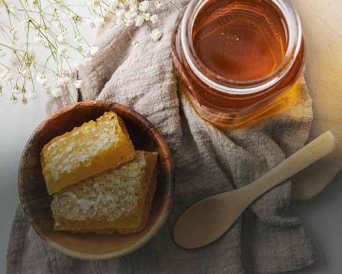 Manuka honey and a honey comb