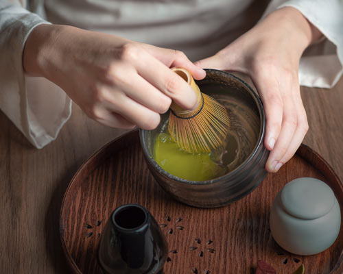 Närbild av matcha te som förbereds traditionellt